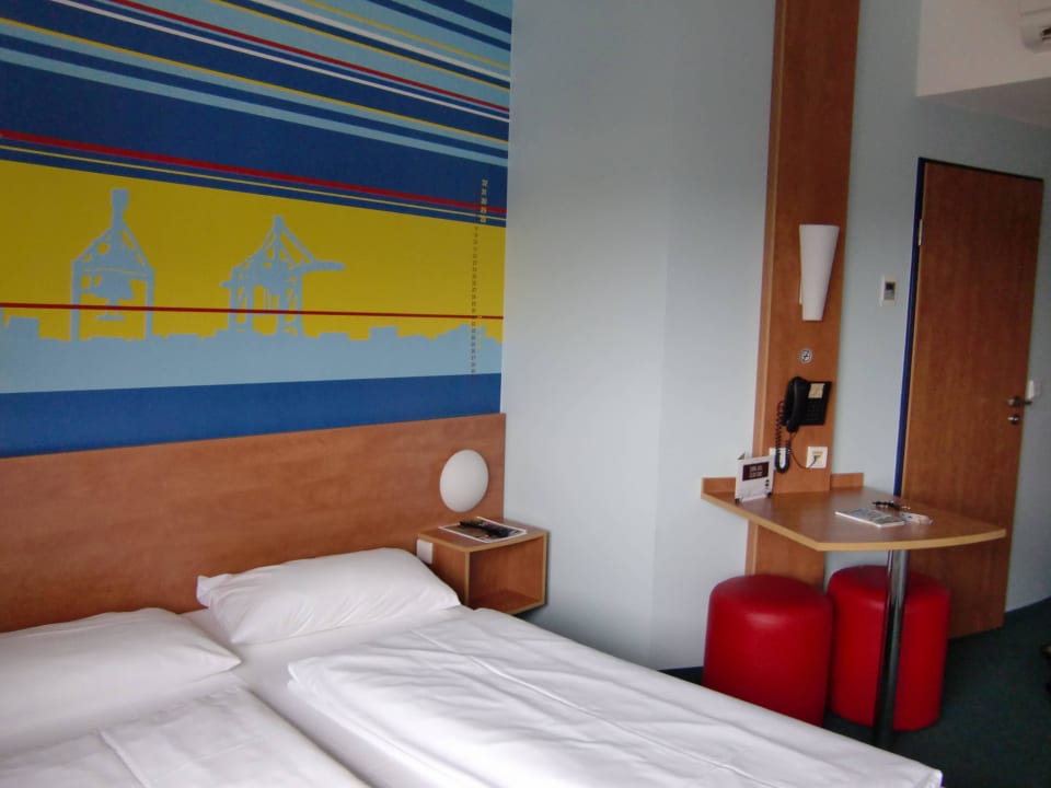 Bett u. kl. Schreibplatz mit 2 Hockern B&B Hotel Hamburg-Altona
