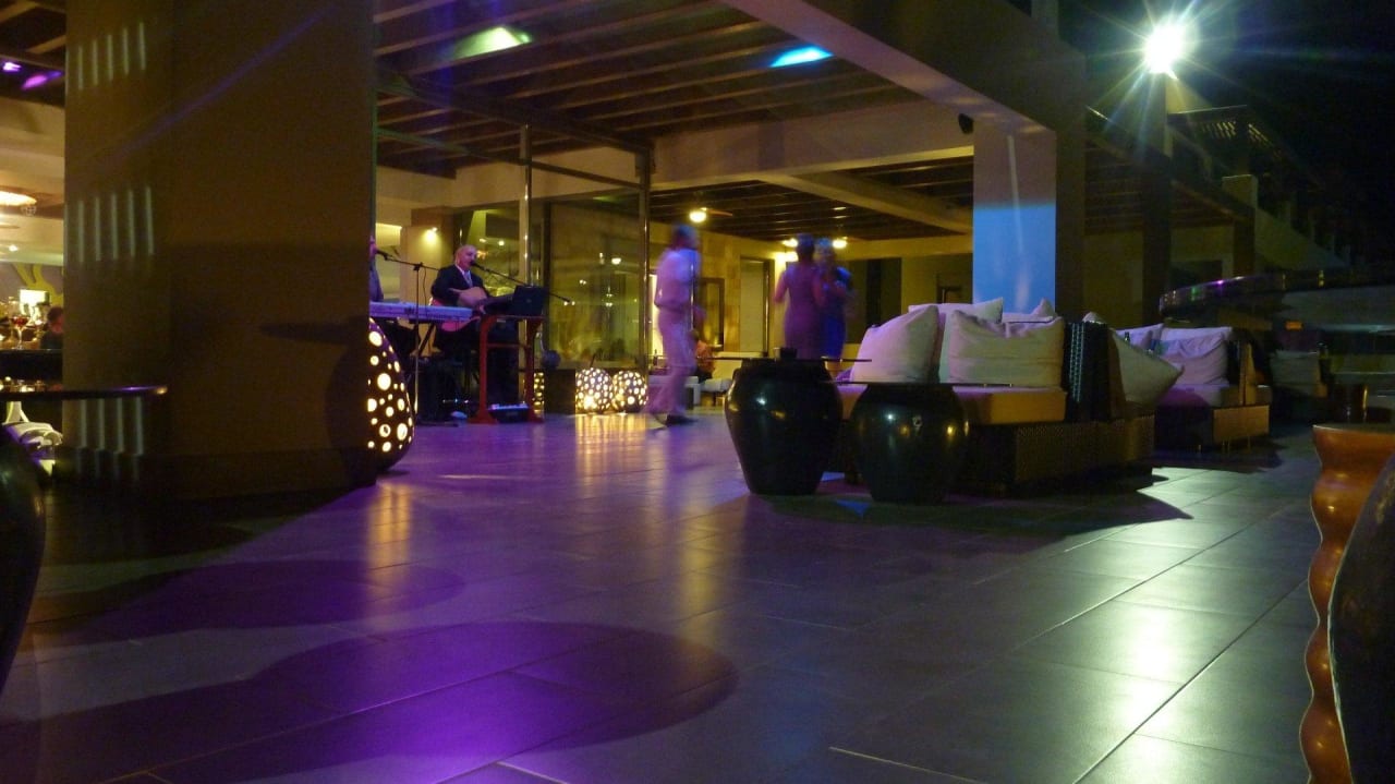 Unterhaltung in der Bar Aquagrand Artistic Luxury Beach Resort - Adults only