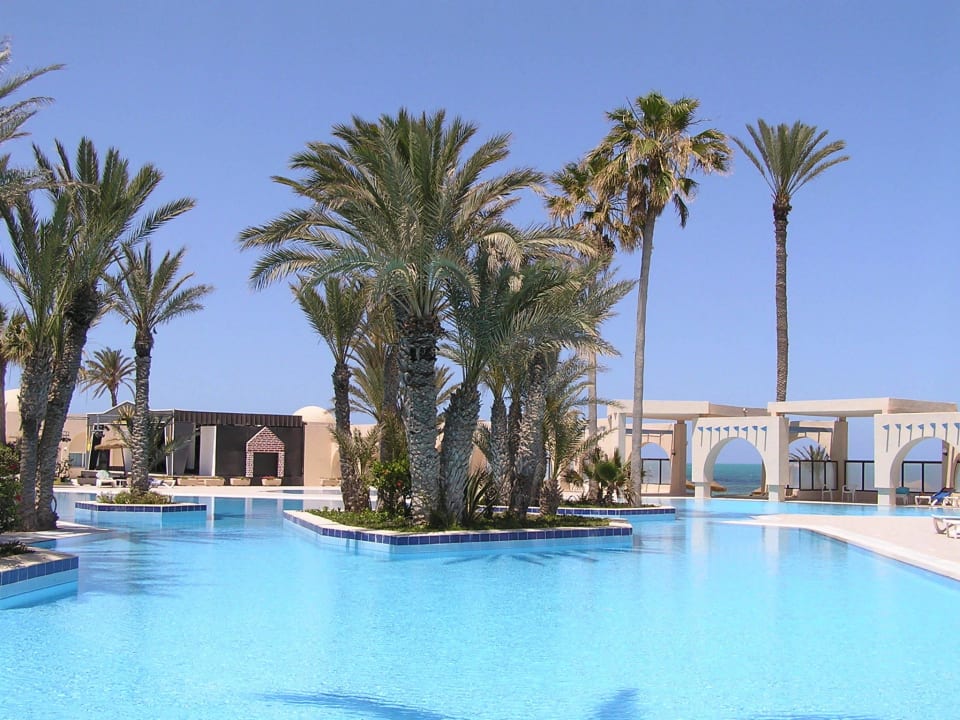 Großer Pool direkt am Meer Zita Beach Resort