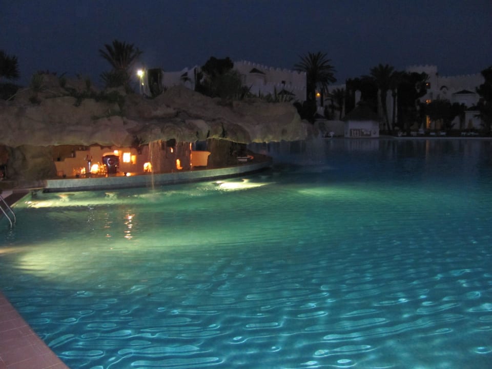 Poolbar bei Nacht Mahdia Beach & Aquapark