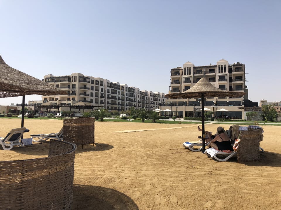 Vom Strand aus Blick auf das Hotel  Gravity Hotel & Aqua Park Hurghada