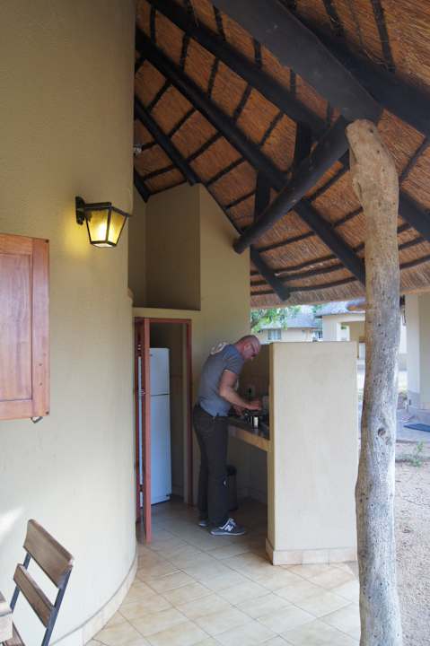 "Küche" - hinten der Kühlschrank - Affengesichert Gomo Gomo Game Lodge