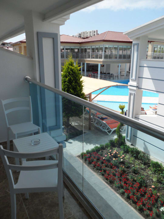 Ausreichend Balkonfläche mit Tisch und 2 Stühlen Sun Club Hotel