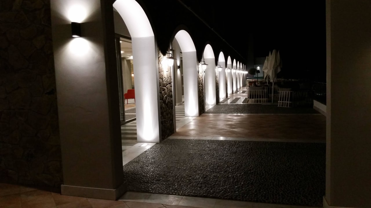 Neues a la carte Aurora Restaurant bei Nacht alltoura Club Hotel Porto Angeli Beach Resort
