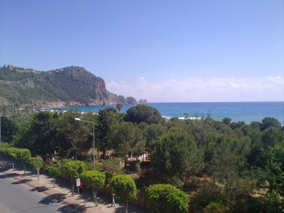 Blick auf den Strand und die Burg Hatipoglu Beach Hotel