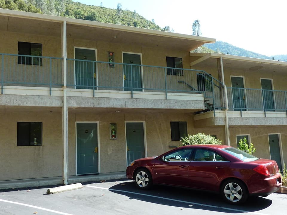 Ansicht auf die Eingänge der Zimmer Hotel Yosemite View Lodge