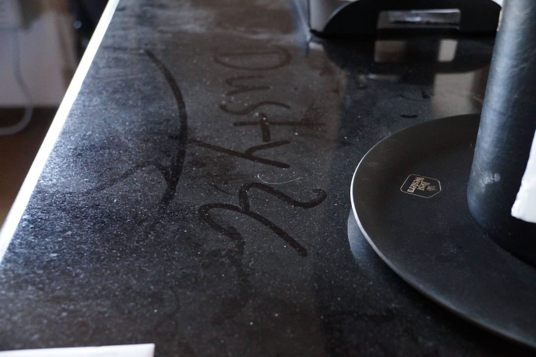 TV-Schrank, ziemlich verstaubt! Arena Hotel