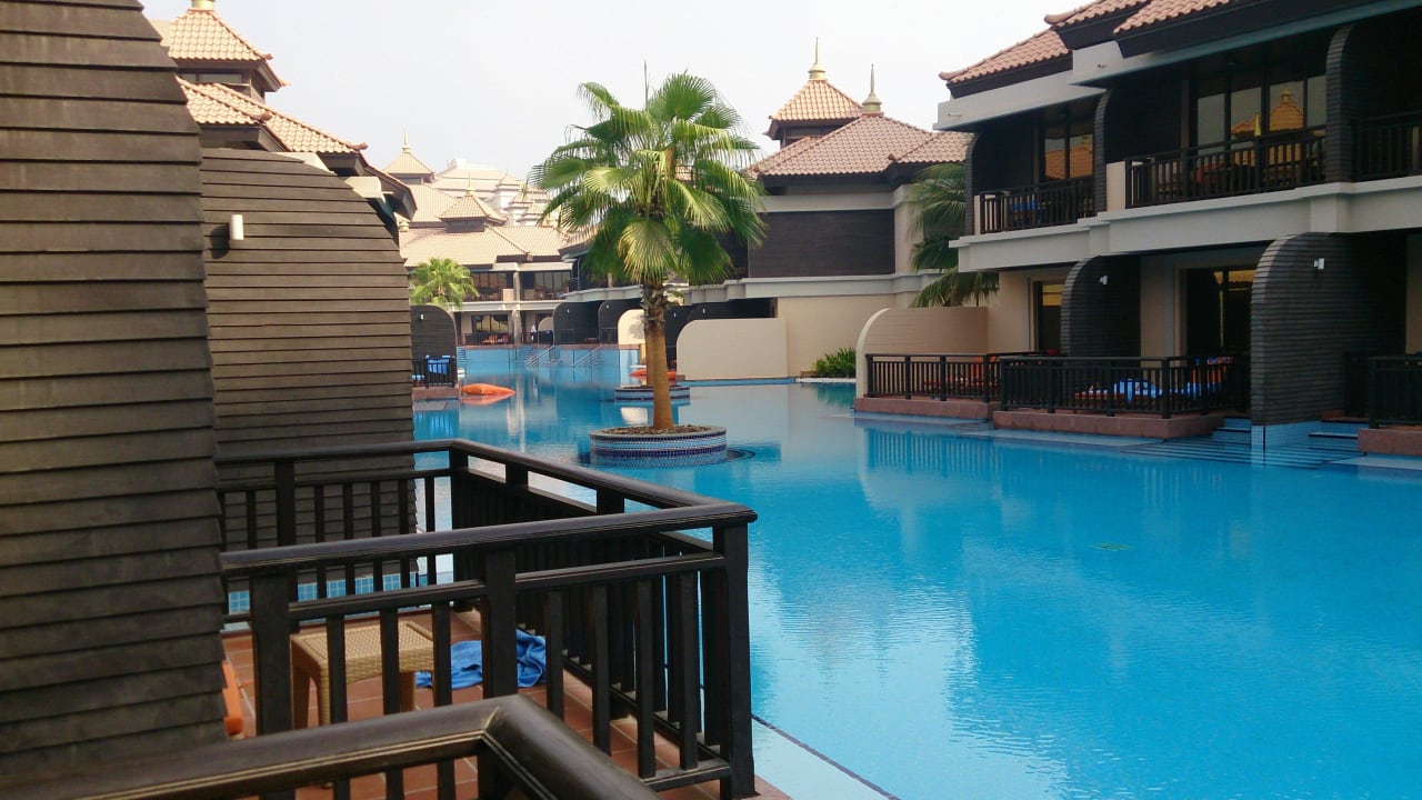 Blick von unserer Terrasse auf den Lagunenpool Anantara The Palm Dubai Resort
