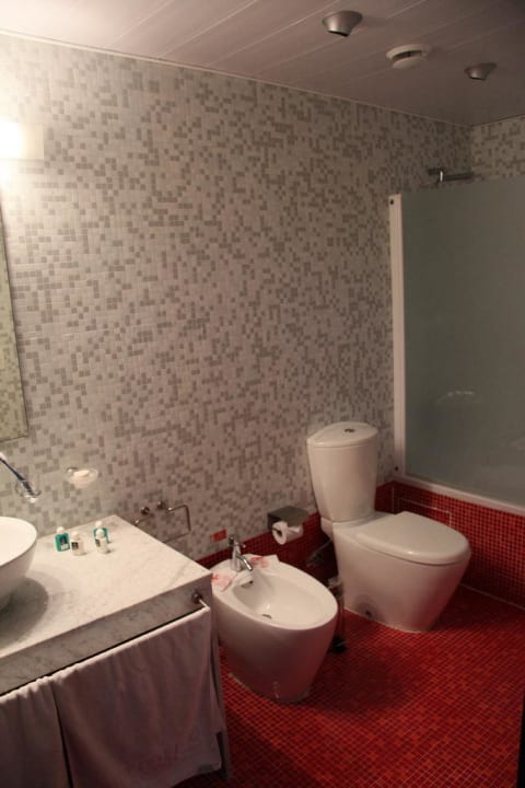 Das Bad mit Badewanne,Dusche, WC und Waschbecken Hotel Palacio del Marqués de San Felipe y Santiago de Bejucal