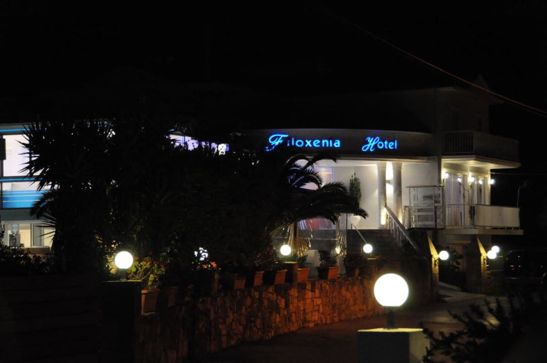 Wejście głowne nocą Filoxenia Hotel Zakynthos