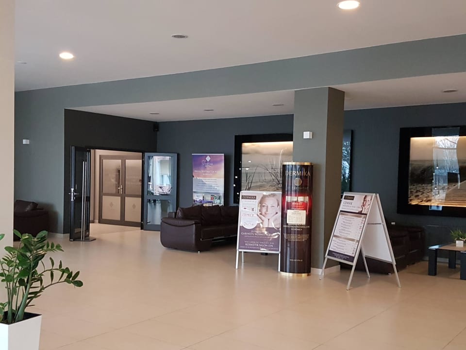 Rezeption mit Eingangsbereich Vestina Wellness & Spa Hotel