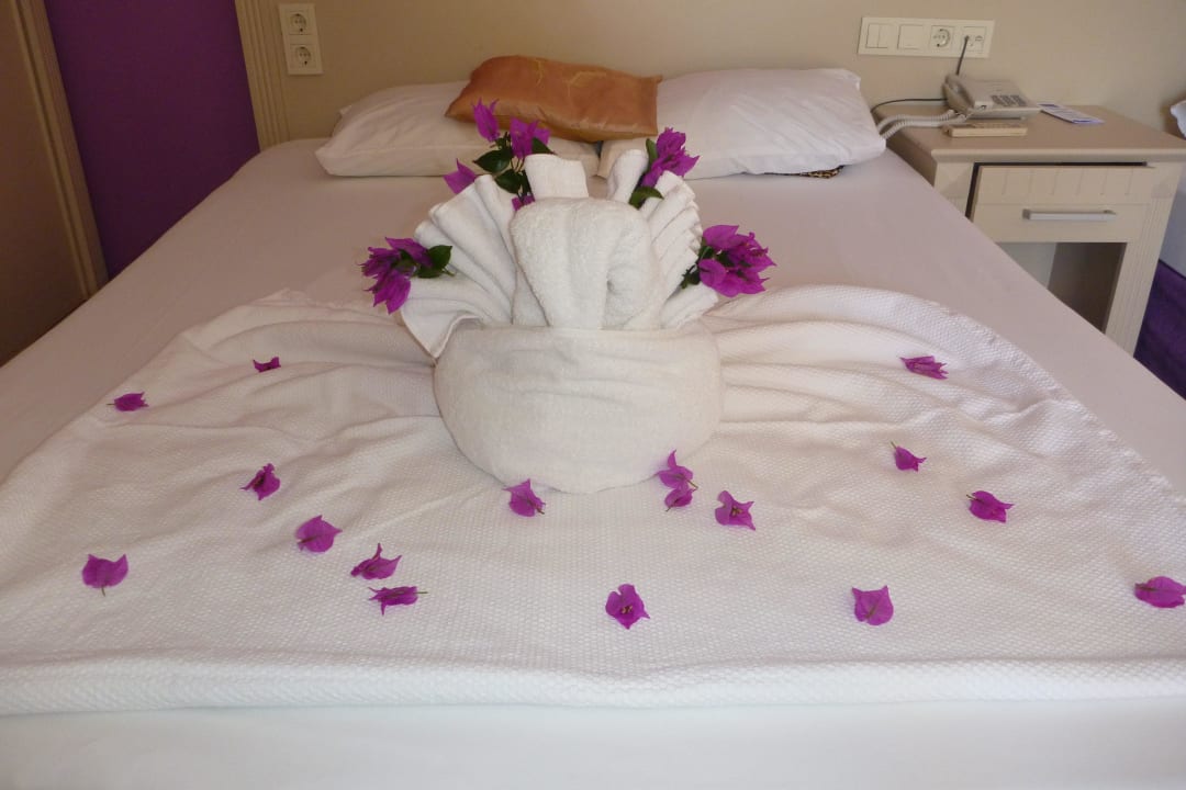 Kwiatki na pościeli Club Turtas Beach Hotel