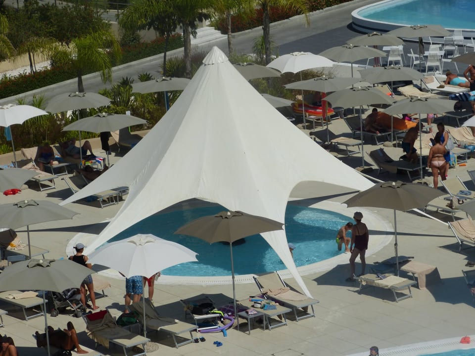La pisicne pour les petits avec parasol géant Princess Andriana Resort & Spa