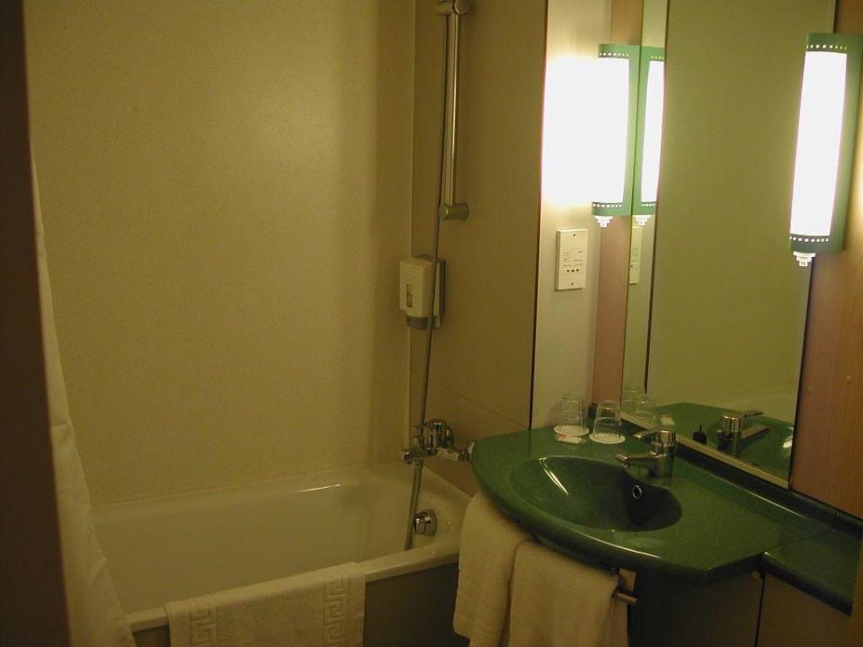 Bathroom Ibis Hotel Plymouth