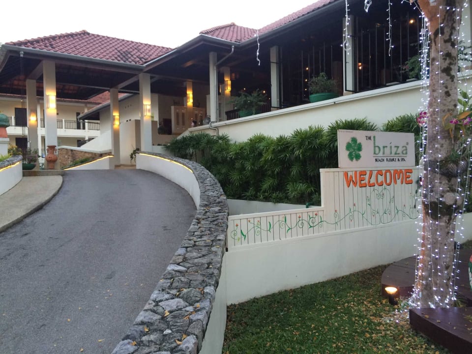 Auffahrt zum Hotel (Haupthaus) The Briza Beach Resort Khaolak