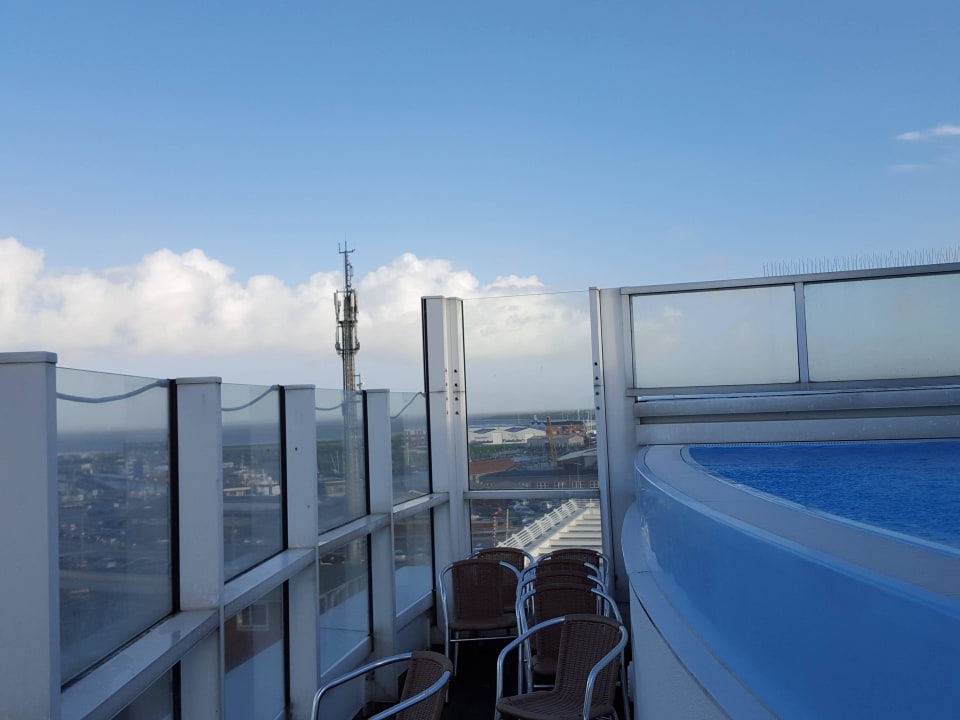 Ausblick auf den Hafen vom beheizten Außenpool Hotel Fährhaus
