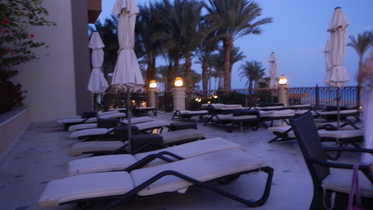 Liegenbereich neben der Poolbar Makadi Spa - Adults only