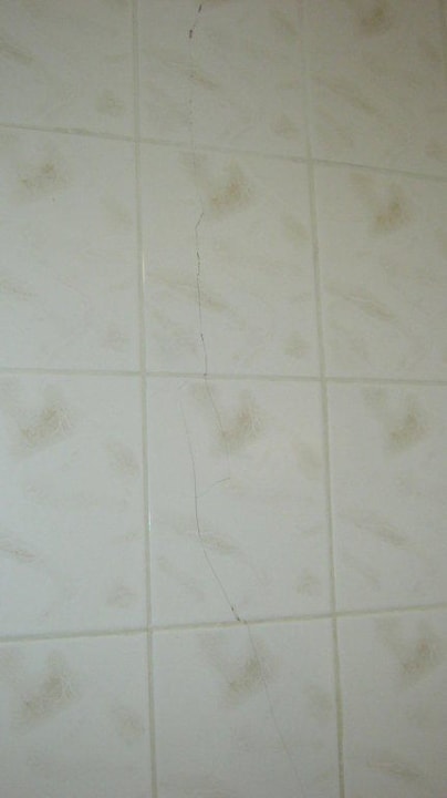 Risse in Badezimmerfließen MPM Hotel Astoria