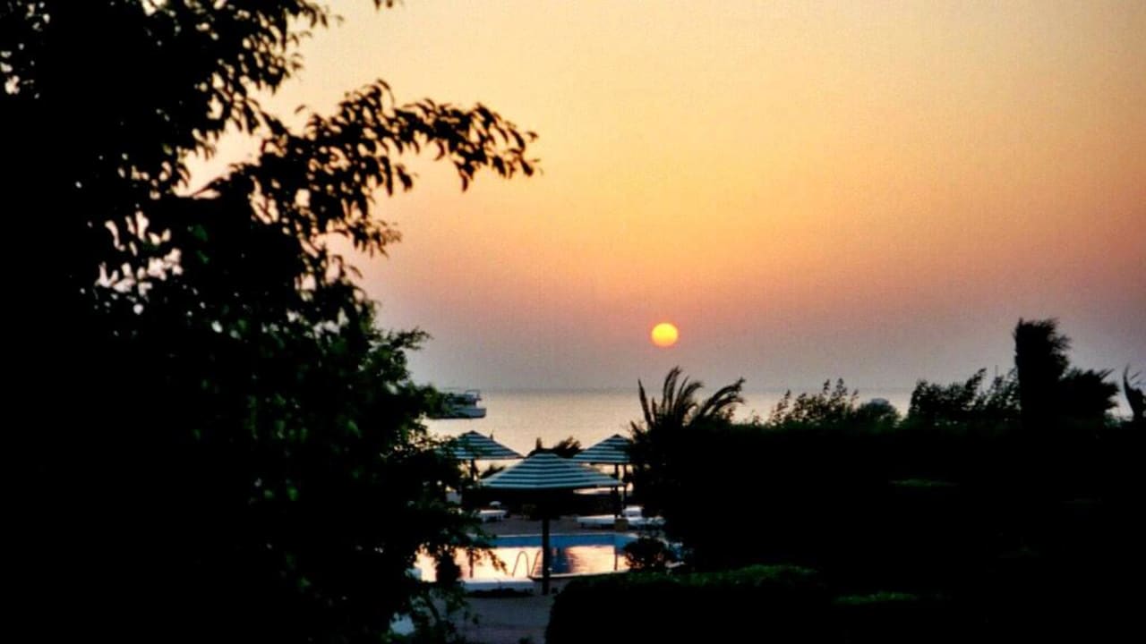 Sonnenaufgang Lotus Bay Beach Resort