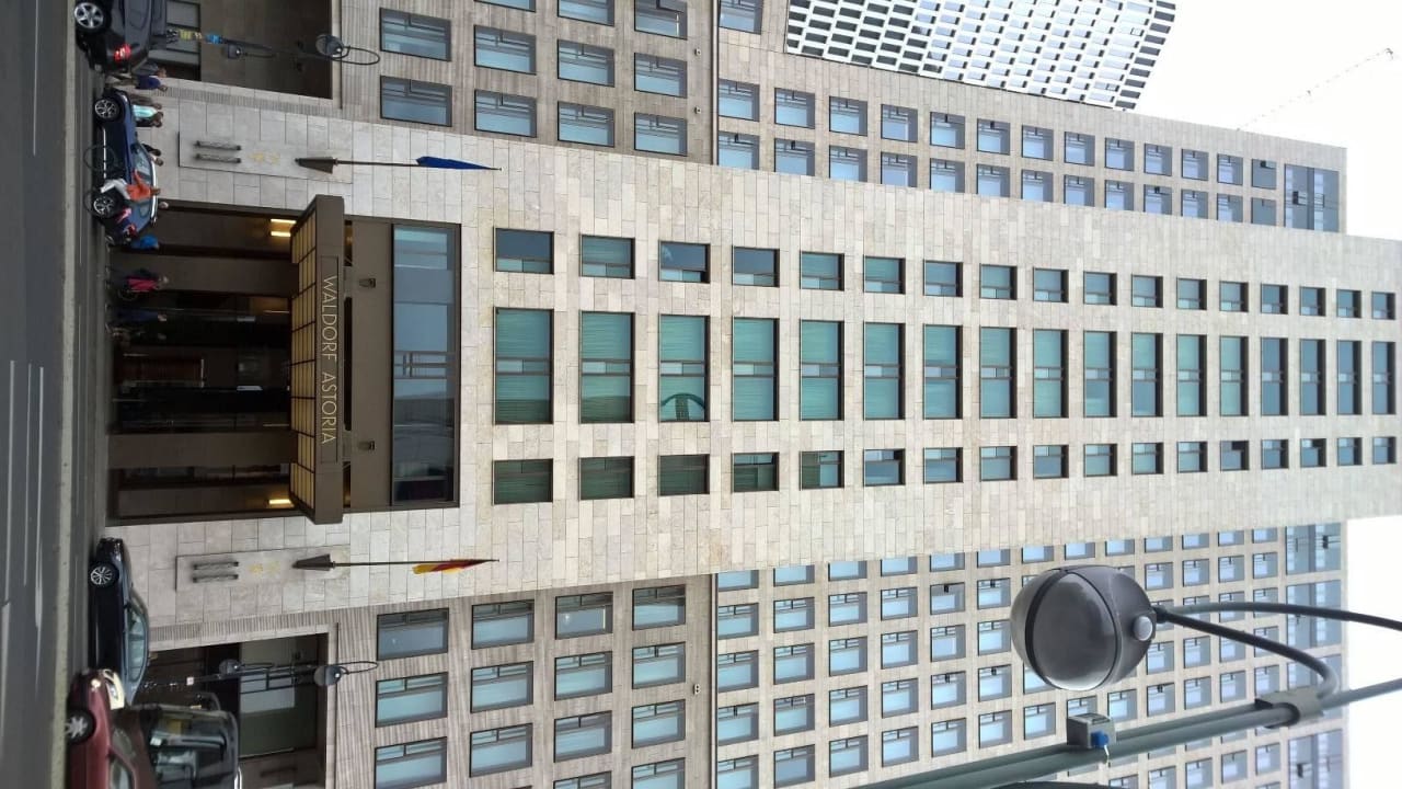 Eingangsbereich Waldorf Astoria Berlin
