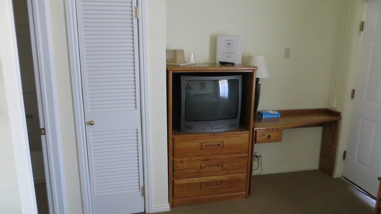 Minischreibtisch und Uraltfernseher Main Motel An Independent Mag