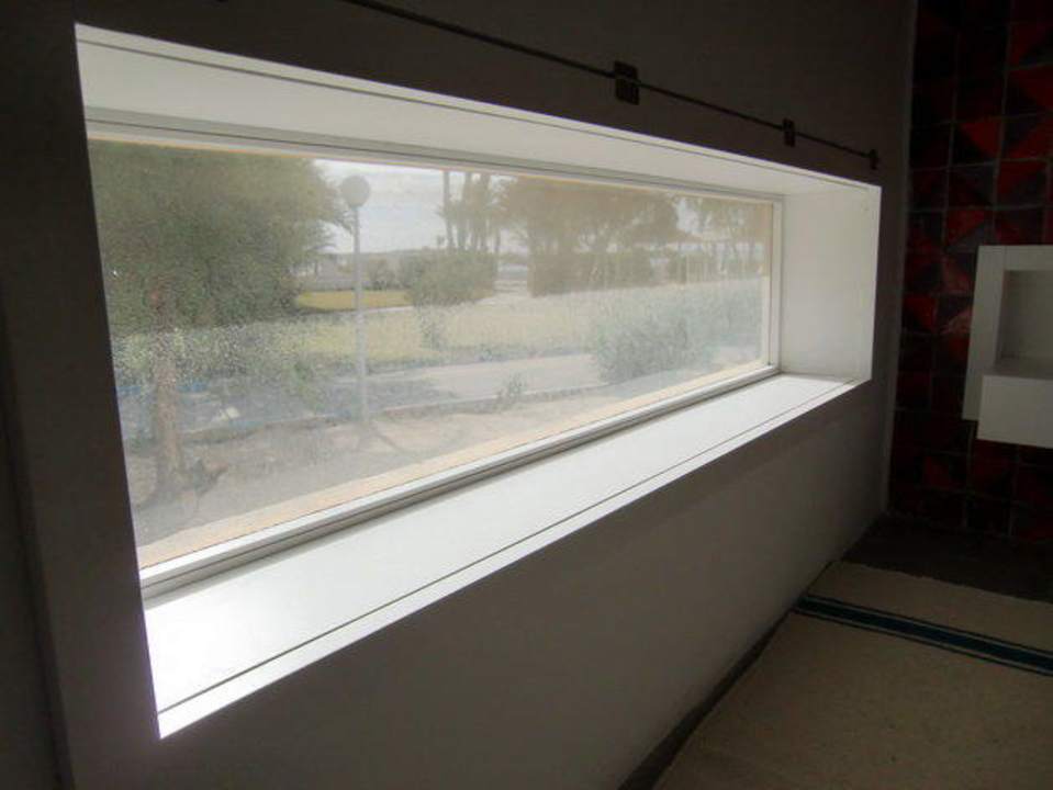 Keine Milchglasscheibe sondern starker Schmutz Hotel El Mouradi Djerba Menzel