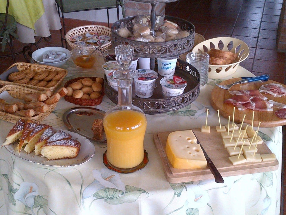 Frühstücksbuffet mit leckeren Sachen Agriturismo La Casa in Collina