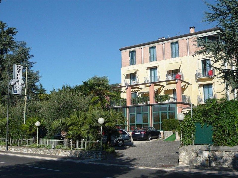 Von der Haupstrasse Hotel Al Castello