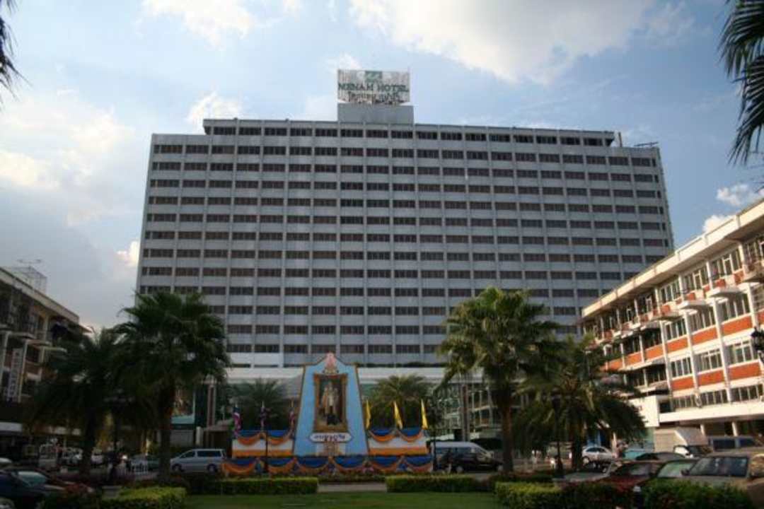 Eingang zum Hotel Ramada Plaza by Wyndham Bangkok Menam Riverside