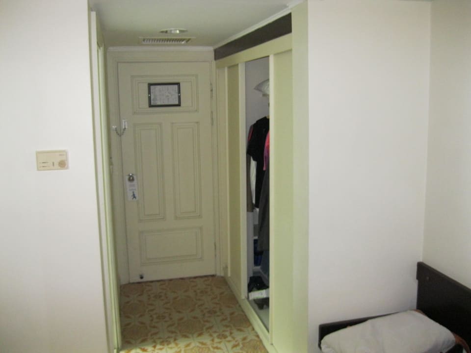 Eingang und Schrank Ali Bey Club