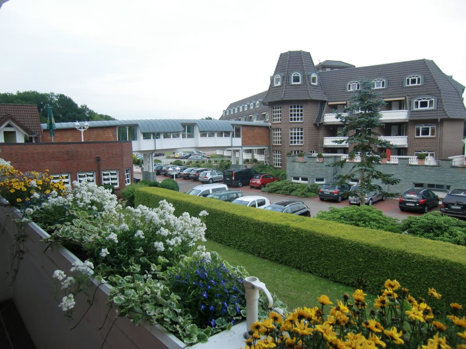 Blick zum Parkplatz und Gästehaus Upstalsboom Varel-Dangast