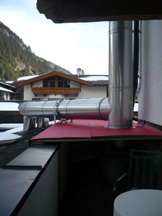 Balkon mit Bretterverschlag und Abluftrohren Hotel zum Holzknecht am See