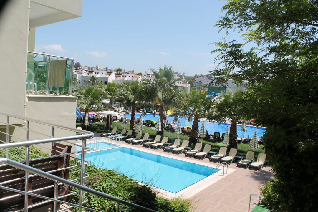 Vom Tunnel zum Aktionpool Hotel Gardenia Beach