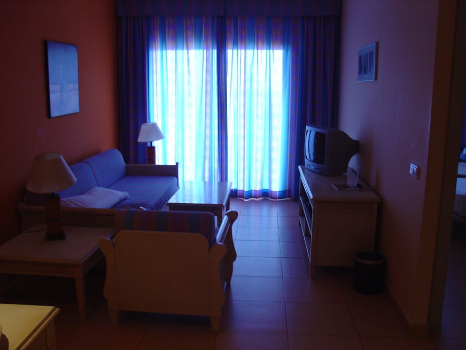 Wohnzimmer, vorne ist noch ein Esstisch  Iberostar Waves Gaviotas Park