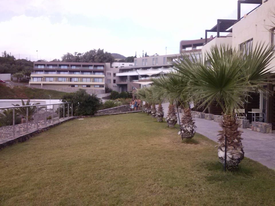 Der Weg vor unserem Zimmer Atlantica Mikri Poli Crete