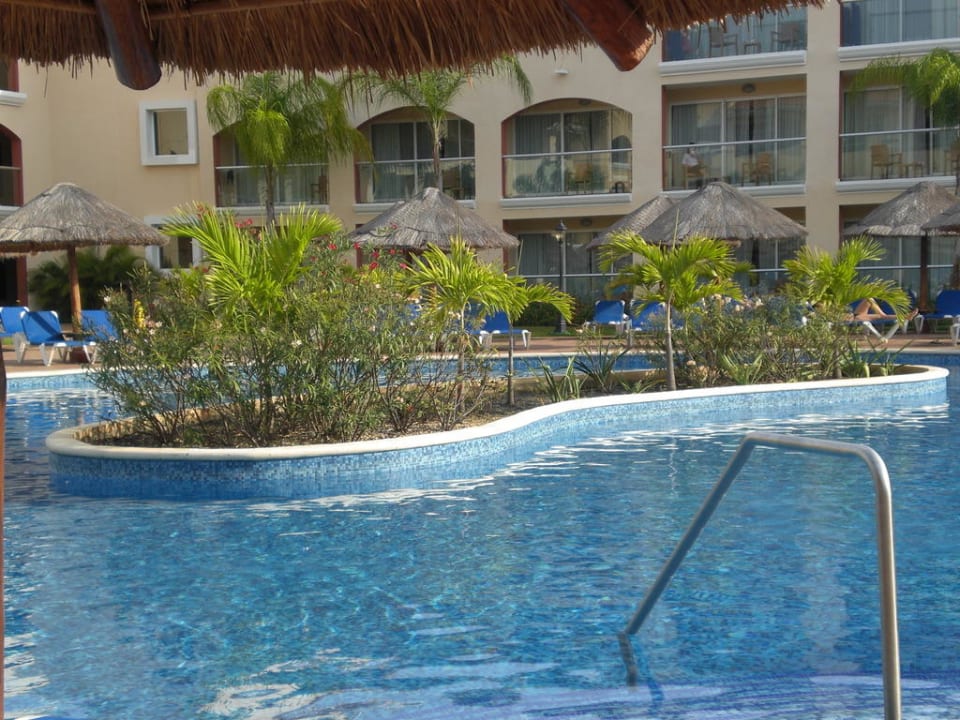 Einer der vielen Pools Sandos Playacar Beach Resort
