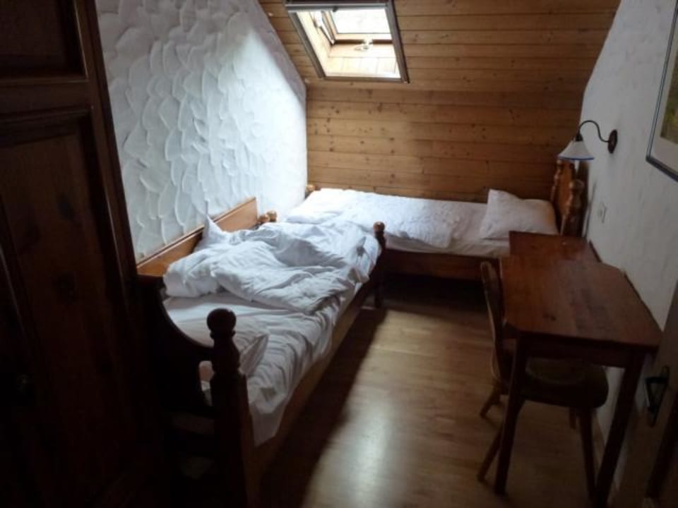 Kinderzimmer - klein und veraltet möbliert Naturel Hoteldorf Schönleitn