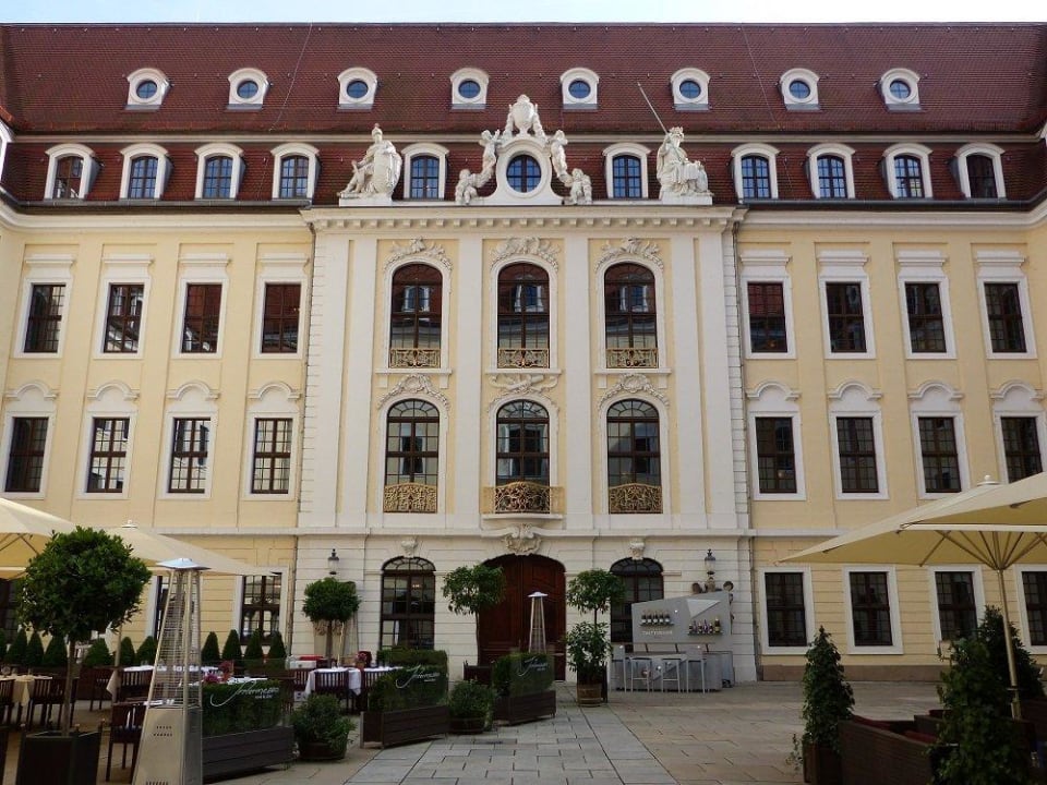 Innenhof mit Terrassen Hotel Taschenbergpalais Kempinski Dresden