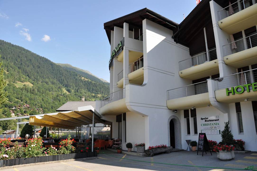 Eingangsbereich und Restaurant-Aussenterrasse Hotel Christania