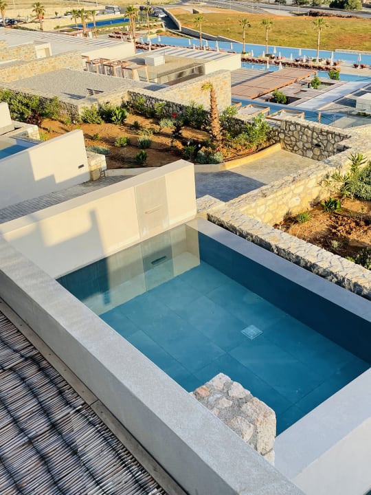 Pool The Royal Senses Resort, Curio Collection by Hilton