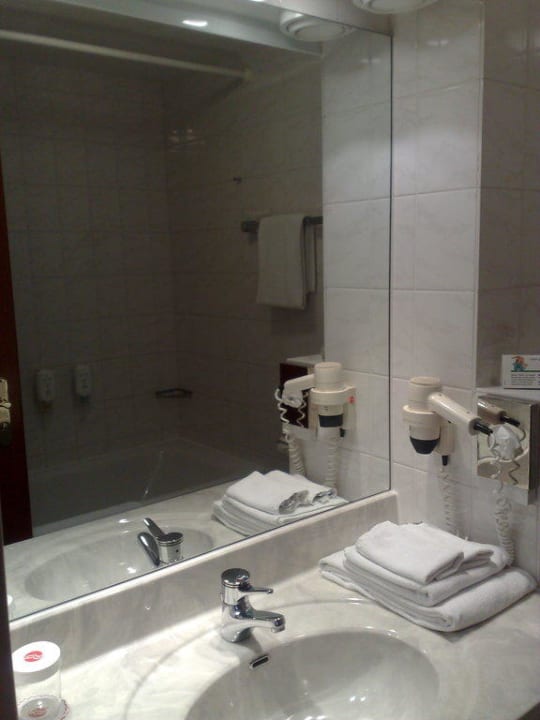 Bad mit Wanne ACHAT Hotel Schwarzheide Lausitz