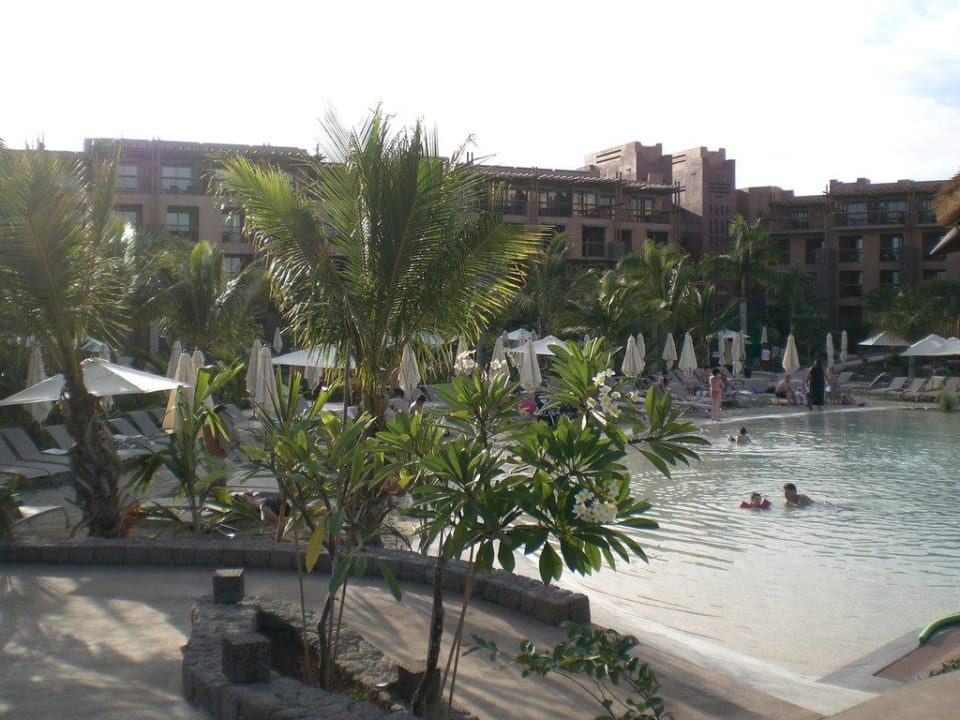 Rundpool im Strandabschnitt Lopesan Baobab Resort