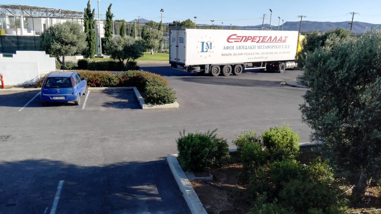 SUX1 Schlafzimmer mit Blick auf den Parkplatz Atlantica Plimmiri