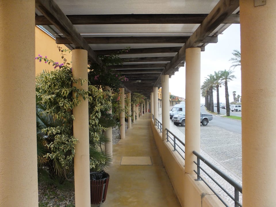 Überdachte Zugänge zu den Wohnungen NH Marina Portimão Resort