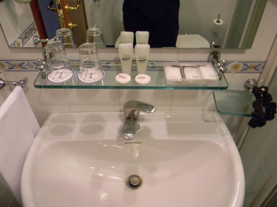 Waschbecken Badezimmer WC Grand Hotel Tiberio