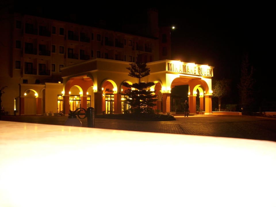 Eingang bei Nacht Miramare Queen Hotel