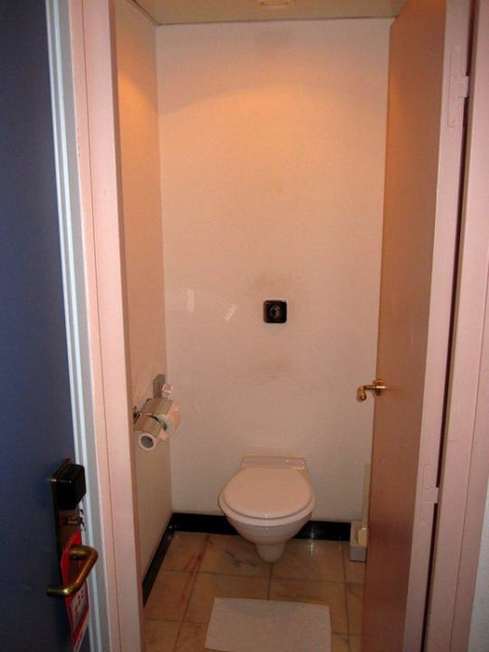 Санузел стандартного номера Park Inn by Radisson Danube, Bratislava Hotel