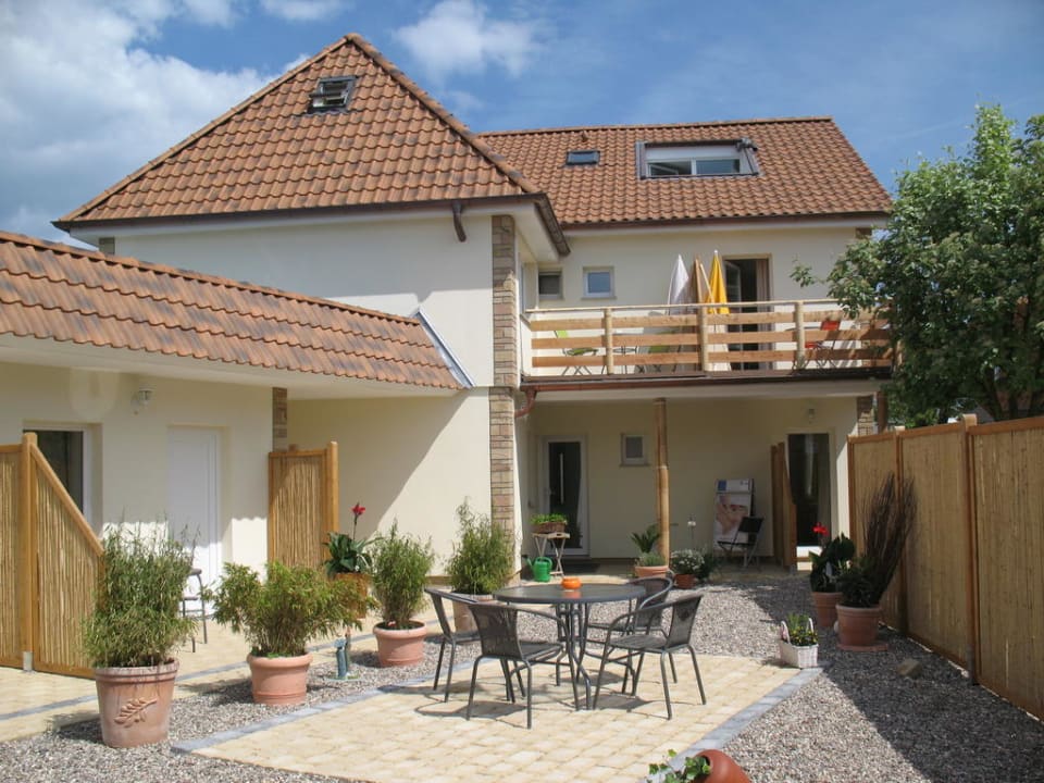 Auch eine Gartenterrasse zum Ausruhen ist vorhanden Pension Walmeer