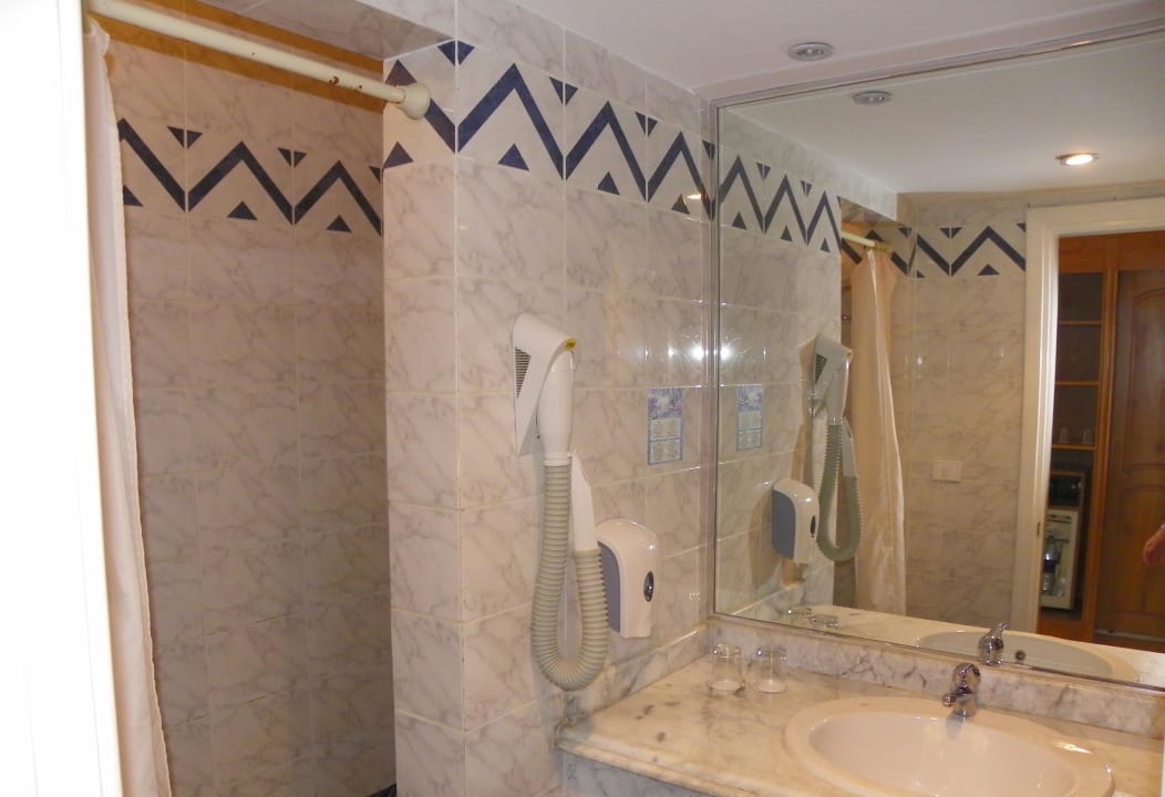 Łazienka, na lewo prysznic, po prawej ubikacja Desert Rose