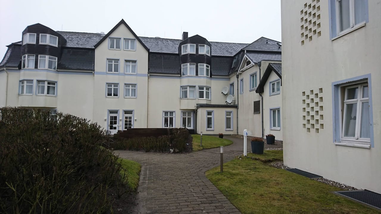 Hotel von hinten. Eingang Lindner Hotel Sylt